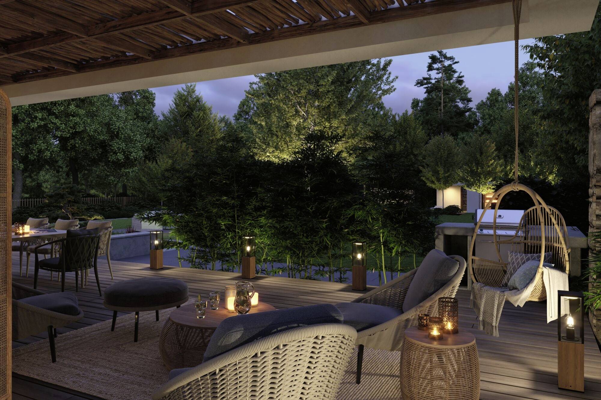 Une terrasse accueillante au crépuscule, meublée avec des meubles en rotin et des bougies, entourée d'arbres et d'un jardin lumineux.
