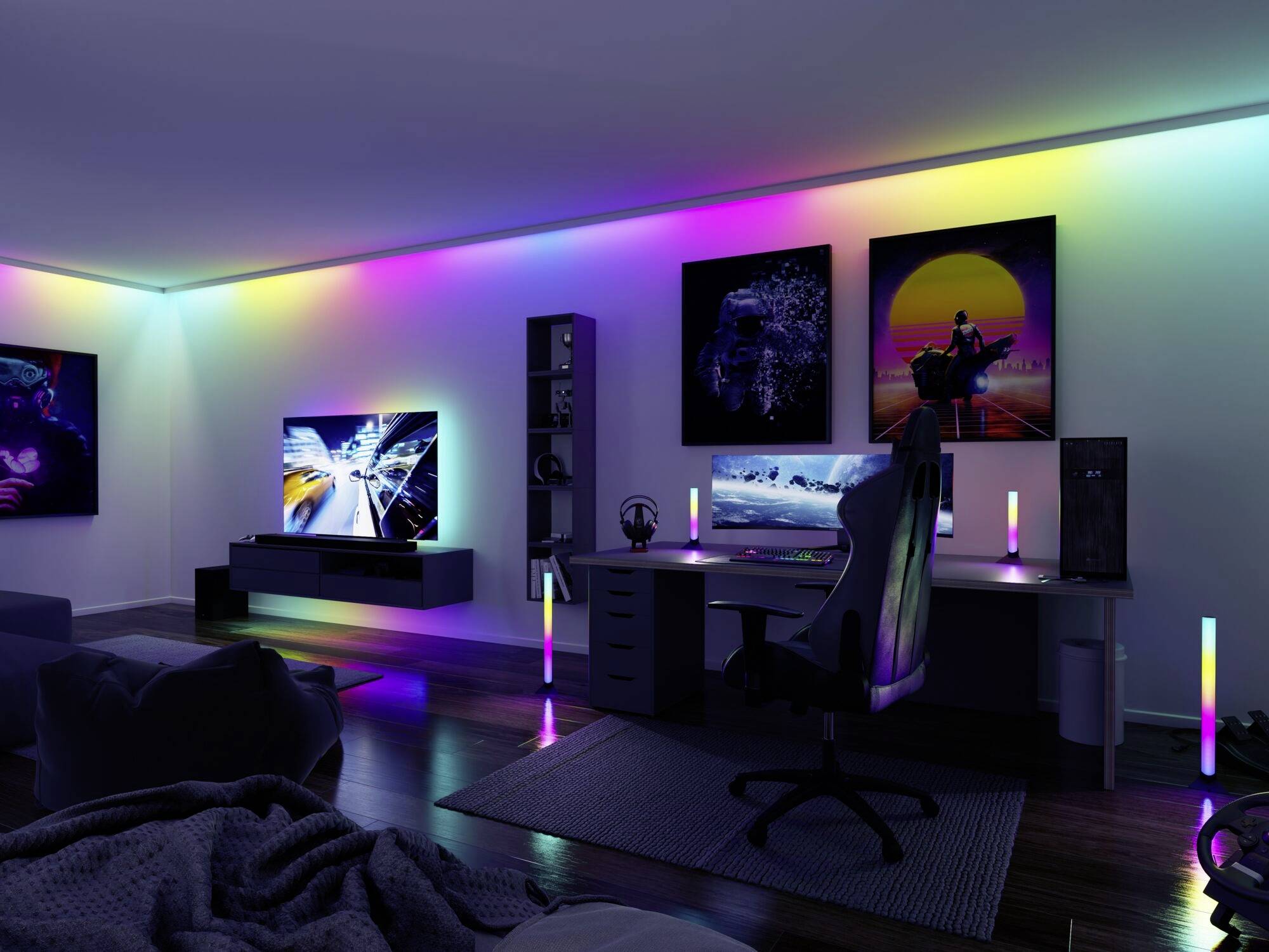 Un espace gaming moderne avec un bureau éclairé, deux écrans, une chaise de gaming et des bandes LED de différentes couleurs sur les murs.