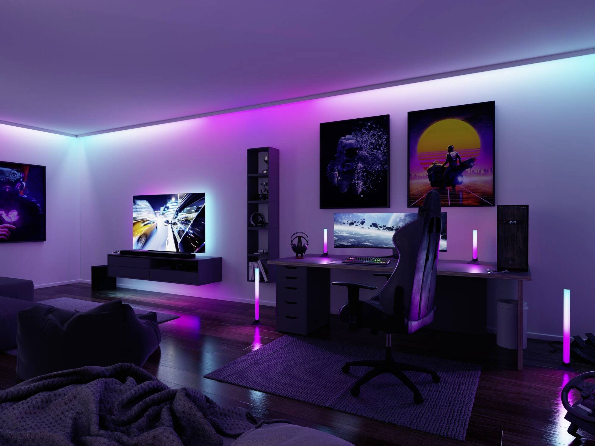 Une chambre de jeu aménagée de manière moderne avec un éclairage LED changeant de couleur, un grand écran et une chaise de gaming.
