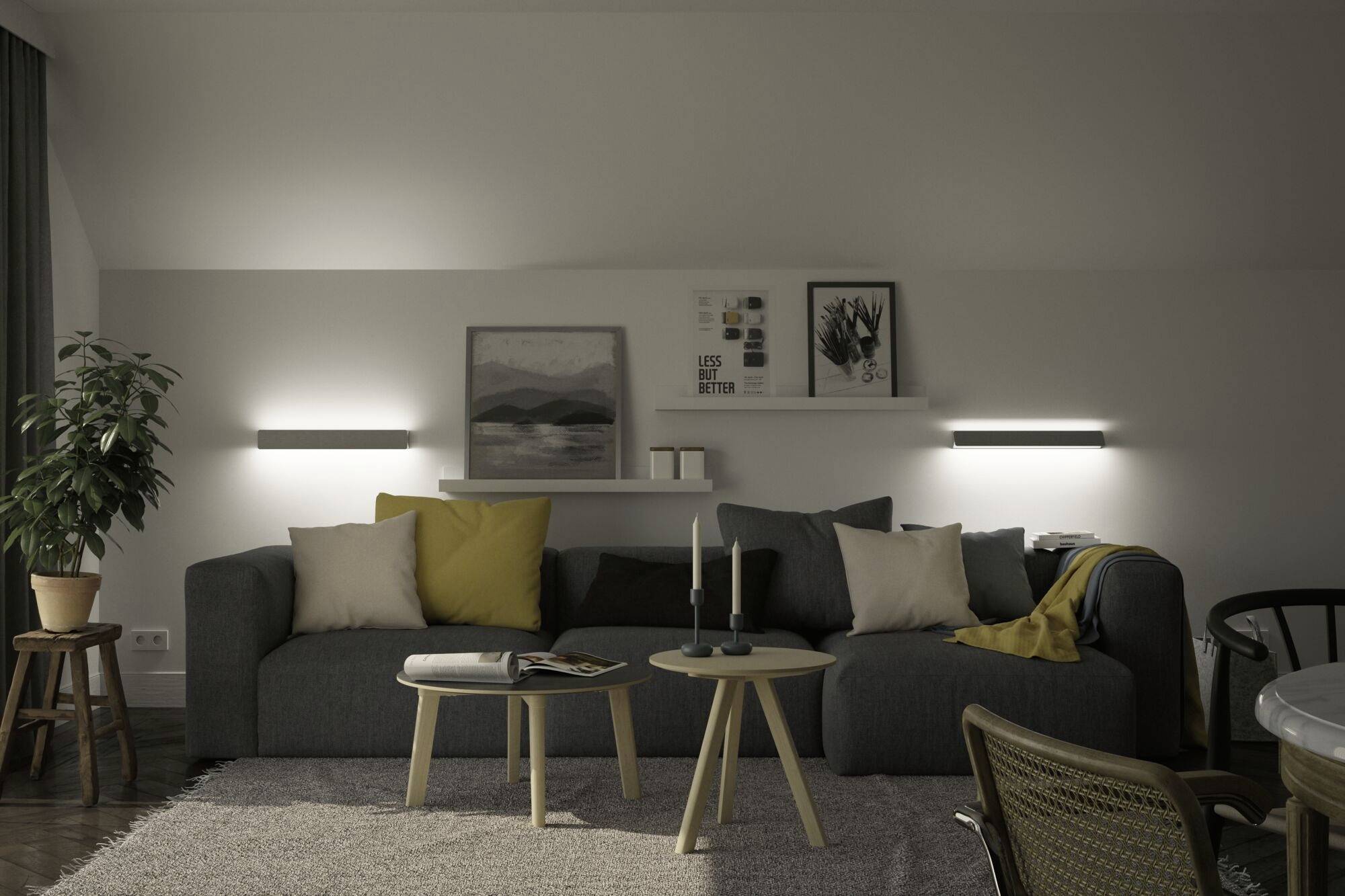 Salon avec un canapé gris, des coussins jaunes et beiges. Deux tables avec des bougies devant. Plante à gauche, tableaux au mur.