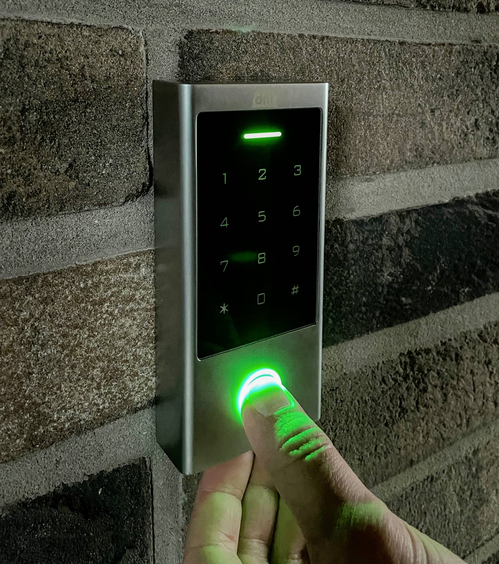 dnt DNT000013 Système d'accès par badge RFID/ biométrique 230 V IP66-7