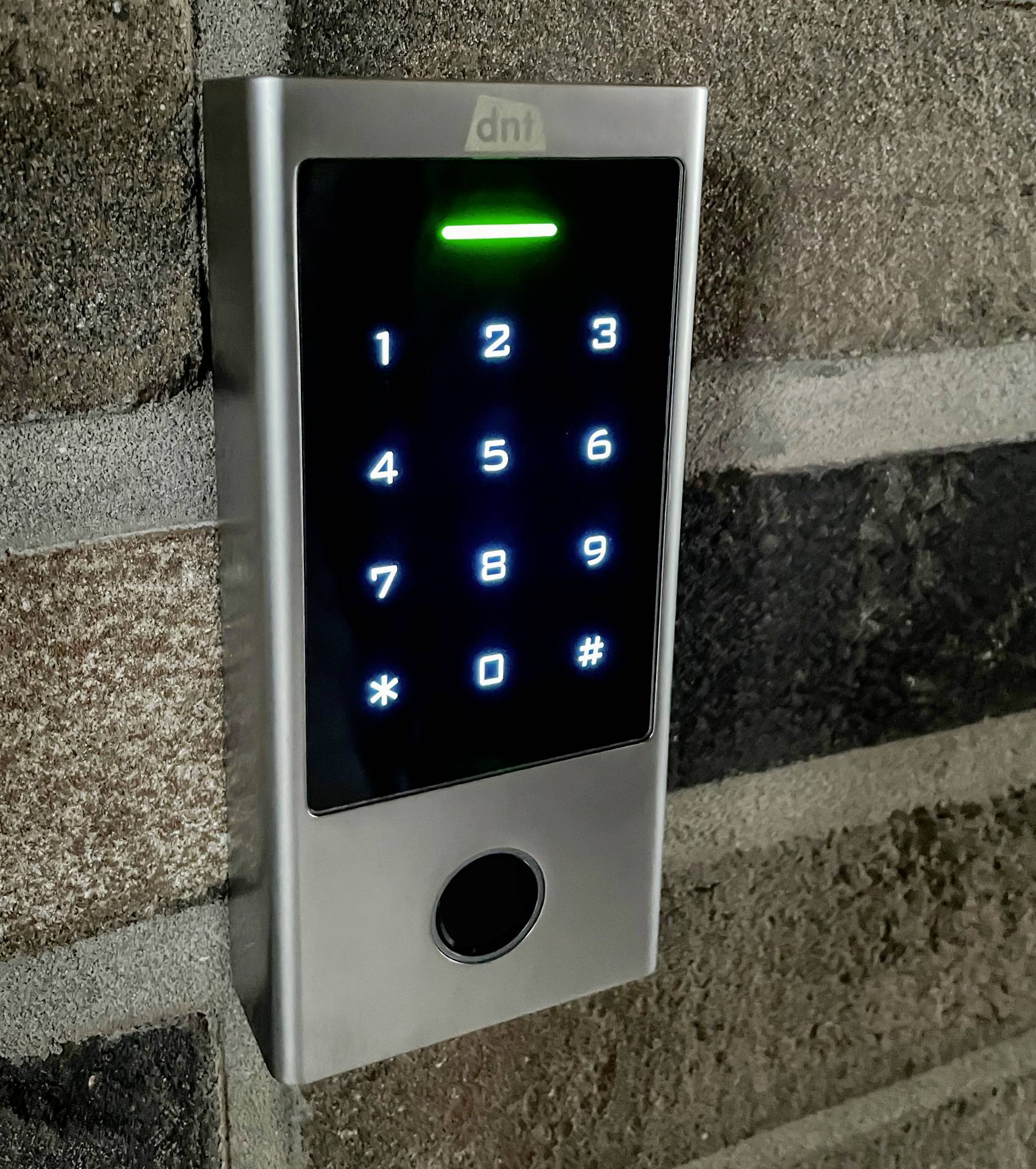 dnt DNT000013 Système d'accès par badge RFID/ biométrique 230 V IP66-8