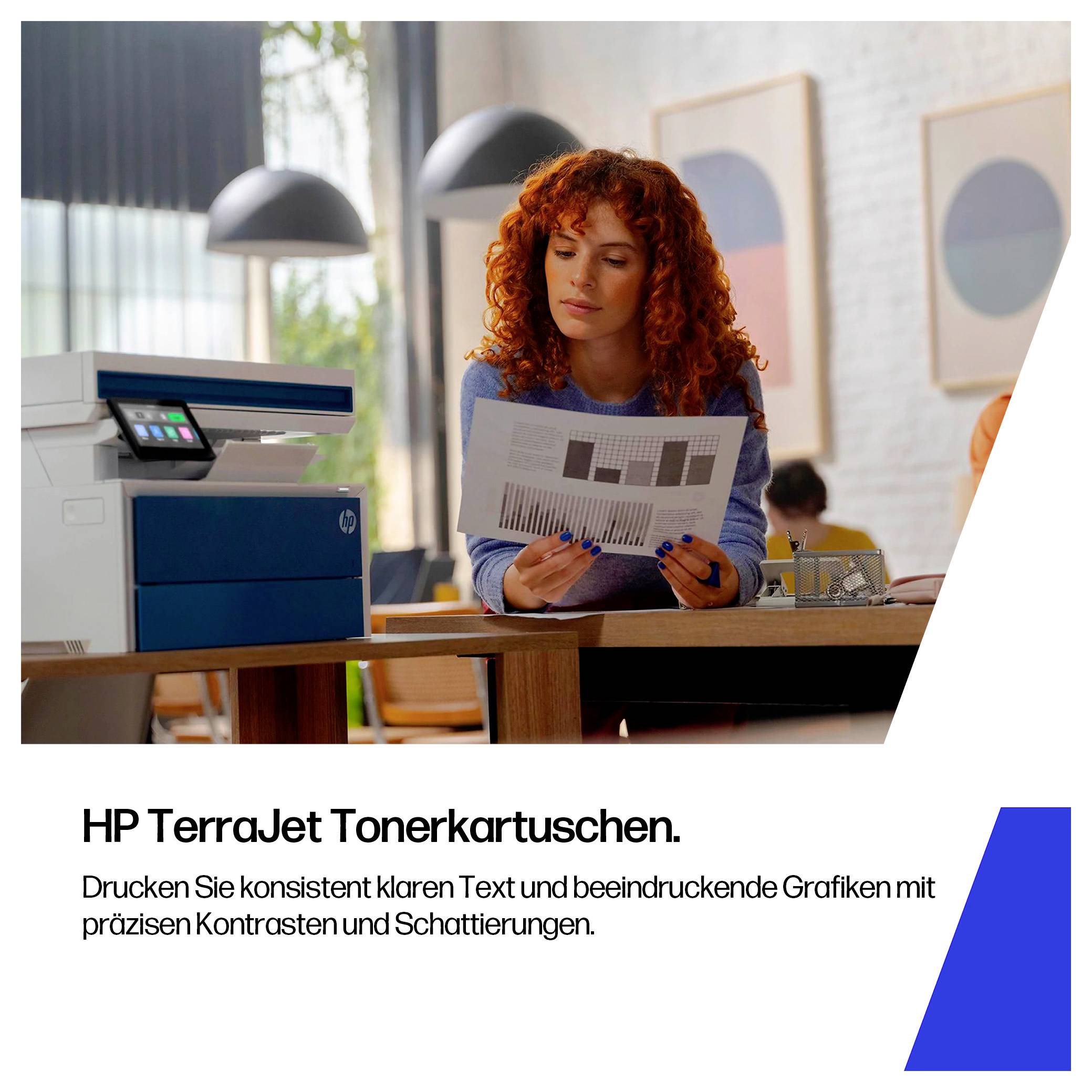 Femme examinant un graphique imprimé à côté d'une imprimante HP ; le texte publicitaire indique « Cartouches de toner HP TerraJet » et affirme qu'elles produisent un texte et des graphiques clairs avec un contraste précis et des nuances subtiles.