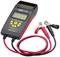 Testeur de batterie avec affichage numérique et deux câbles munis de pinces crocodiles, un rouge et un noir, pour batteries de véhicules automobiles.