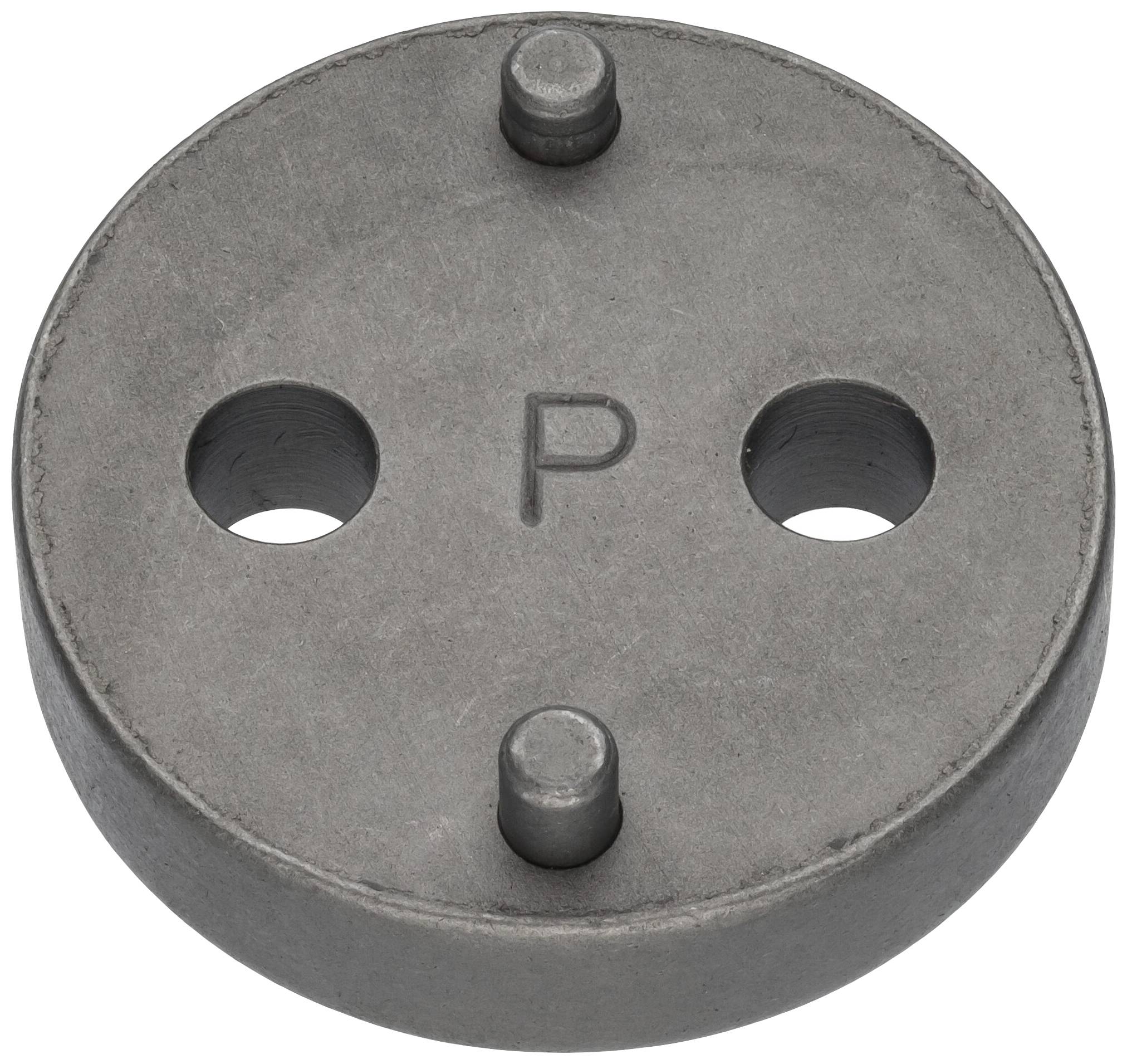 Disque métallique gris rond avec quatre saillies. Un 'P' imprimé au centre.