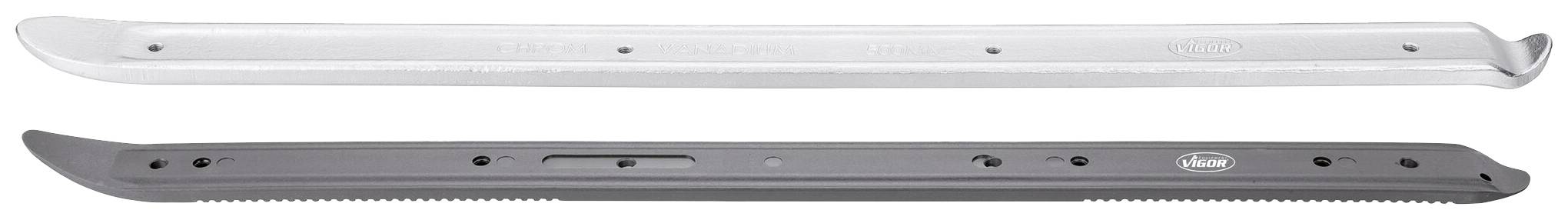 Deux lames de patins de hockey côte à côte, en argent en haut, en noir en bas. Les deux présentent plusieurs trous de vis.