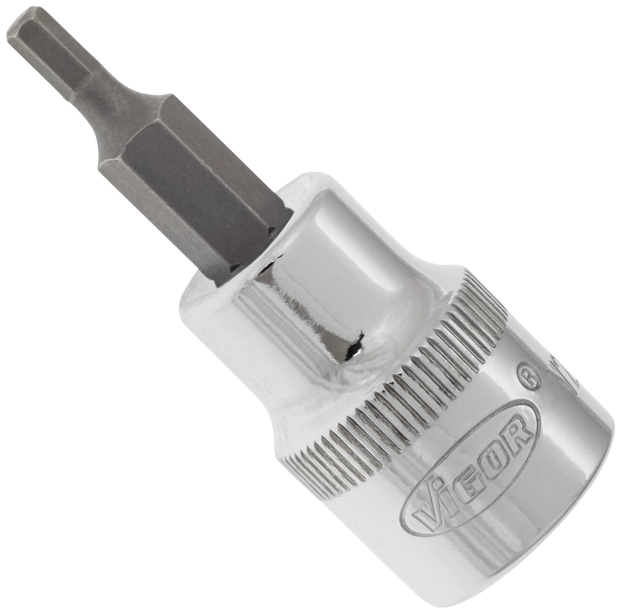 Un embout à bits hexagonal en argent avec le nom de la marque gravé, utilisé pour les travaux de vissage, sur fond blanc.