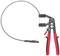 Pince à sertir à poignée rouge et câble flexible, utilisée pour serrer des colliers de serrage dans des espaces restreints.