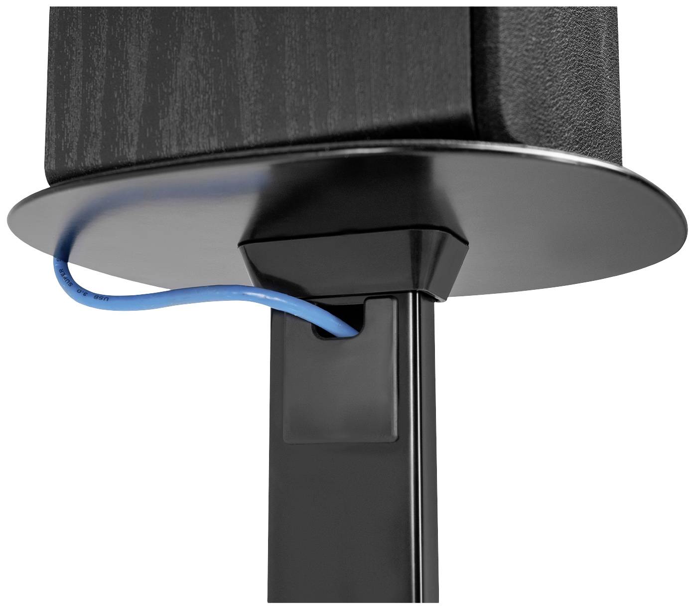 Un haut-parleur noir est posé sur un support. Un câble bleu passe à travers le support et se dirige vers l'arrière du haut-parleur.