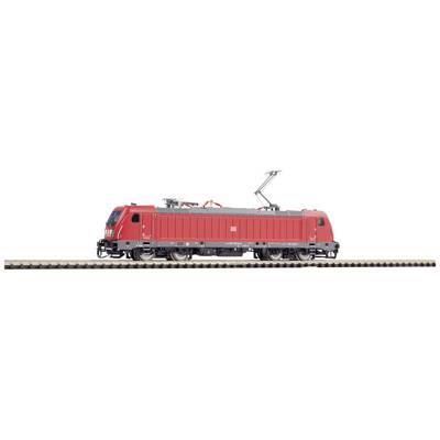 Une locomotive rouge de la Deutsche Bahn sur une voie ferrée, vue de côté, sans arrière-plan ni premier plan supplémentaire.