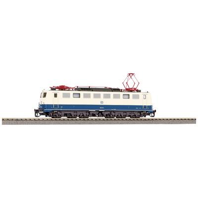 Un train miniature avec un schéma de couleurs crème et bleu roule sur un tronçon de rail. La locomotive a un pantographe peint en rouge.
