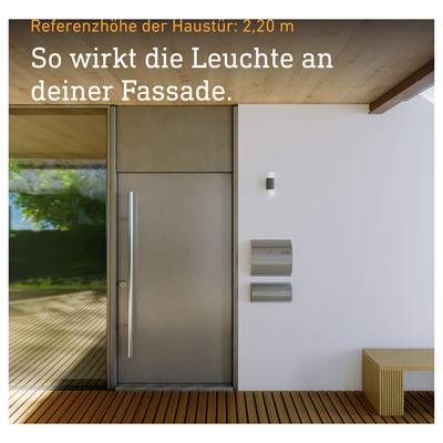 Vue extérieure d'une entrée de maison avec applique murale au-dessus des boîtes aux lettres; Texte: «Hauteur de référence de la porte d'entrée: 2,20 m» et «Voici comment le luminaire se présente sur ta façade.»
