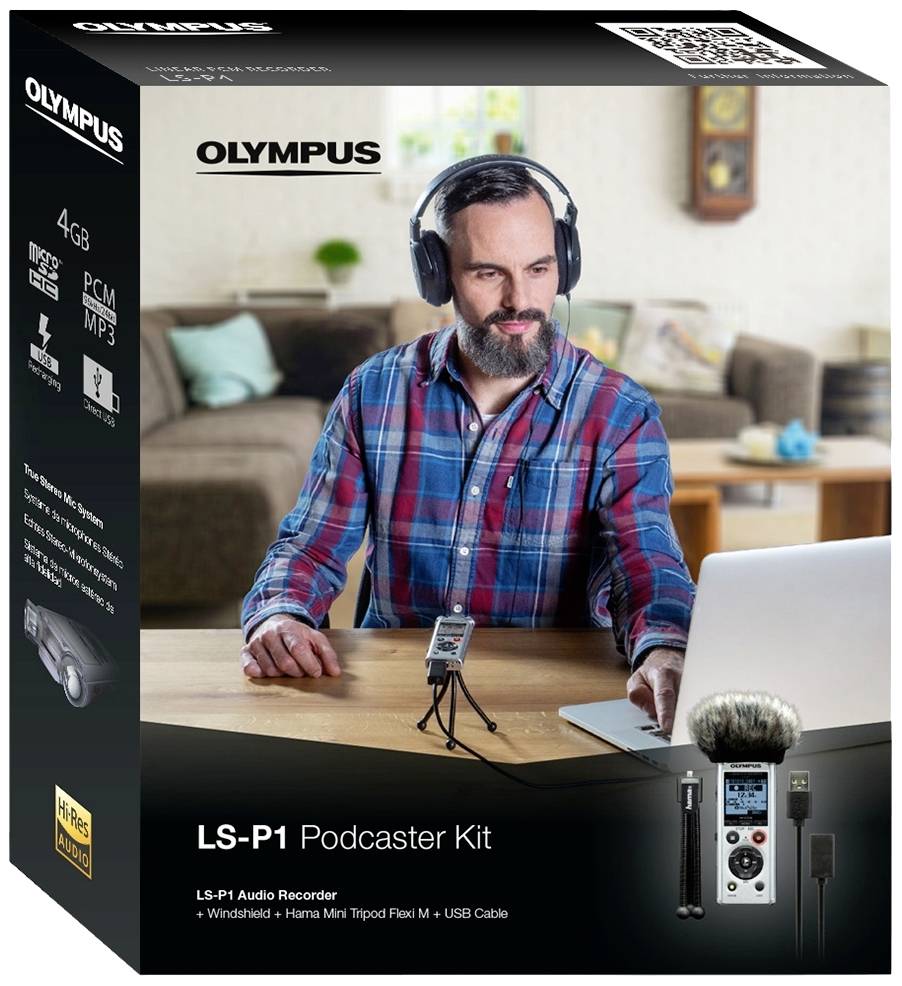 Un homme en chemise à carreaux utilise des écouteurs et un microphone, assis à une table avec un appareil d'enregistrement. Emballage du 'Kit Podcaster Olympus LS-P1'.