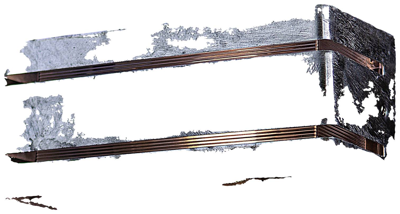 'Support mural ancien, double, avec peinture écaillée et deux traverses métalliques horizontales.'