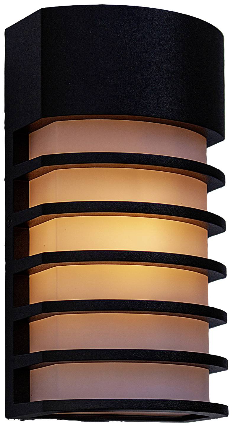 Une lampe murale extérieure moderne en noir avec des traverses horizontales arrondies et une lueur chaleureuse. Idéale pour un éclairage ambiant.