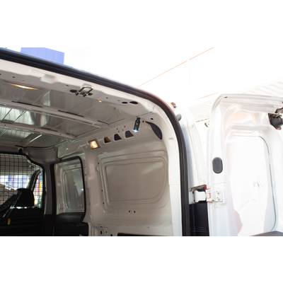 L'espace de chargement ouvert d'une camionnette blanche, éclairé par la lumière du jour. Les portes sont grandes ouvertes et révèlent l'intérieur.