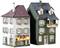 Deux maisons miniatures : Une blanche avec un toit rouge et un commerce au rez-de-chaussée, une verte avec un balcon et des fenêtres ornées de fleurs.