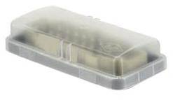 Une couverture rectangulaire en plastique transparent protège l'objet situé en dessous.