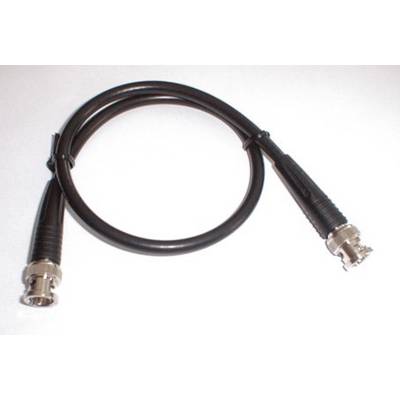 Un câble coaxial noir avec des connecteurs BNC aux deux extrémités, enroulé sur un fond blanc.