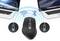 Une souris sans fil au centre se connecte simultanément à deux ordinateurs portables via Wi-Fi et Bluetooth.