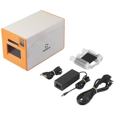 Un imprimante d'étiquettes de la marque renkforce, à côté d'un bloc d'alimentation, d'un câble d'alimentation, d'un câble USB et d'un rouleau d'impression.