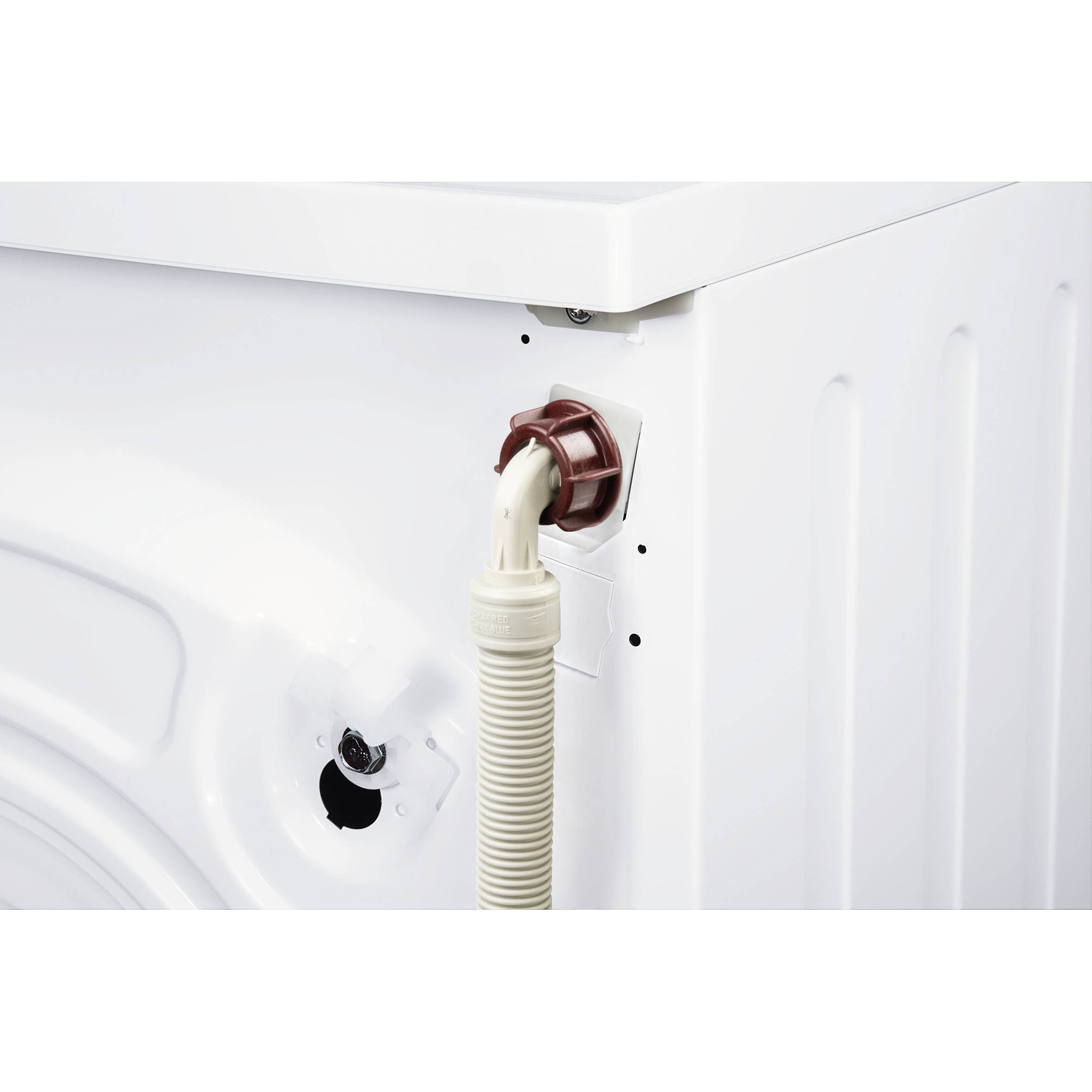 Arrière d'un lave-linge avec un tuyau de vidange raccordé à un raccord rouge.