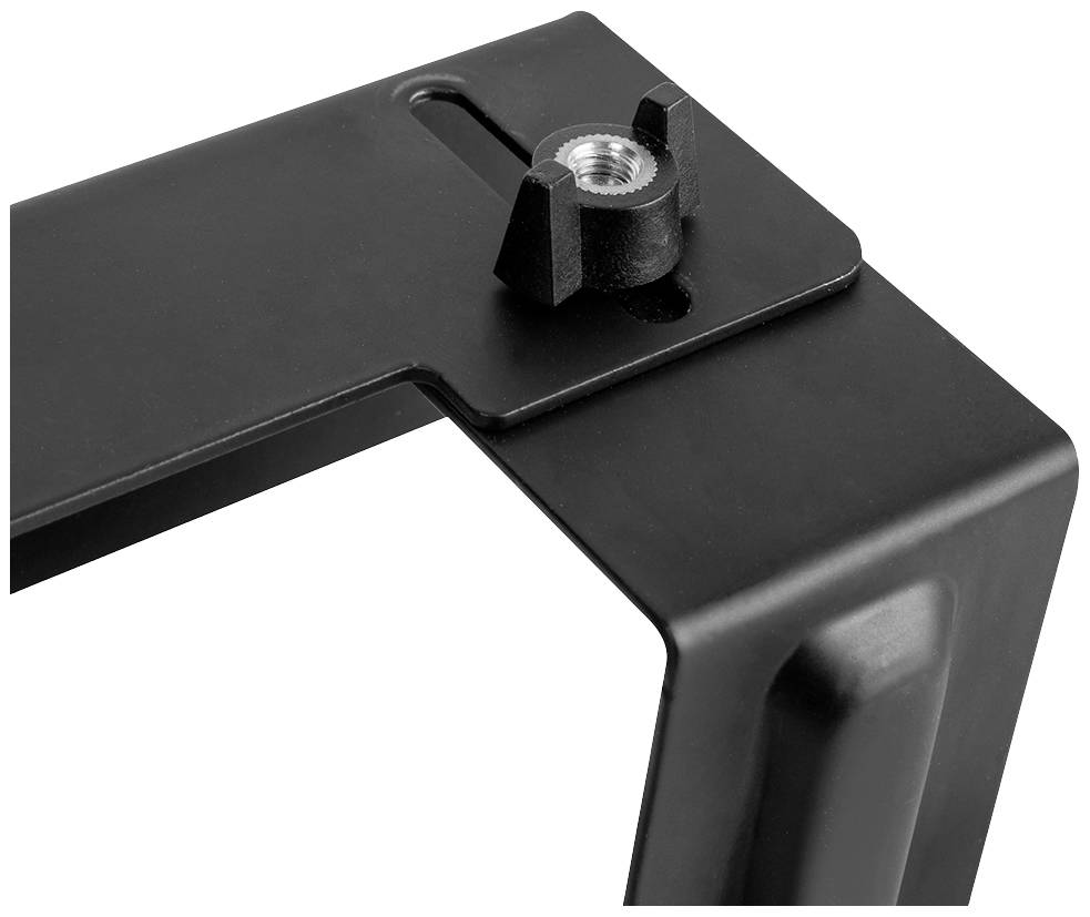 Une pièce métallique noire avec un insert fileté sur un coin. Elle semble faire partie d'un support ou d'un cadre.