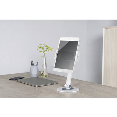 Support de tablette sur un bureau minimaliste avec un ordinateur portable, un smartphone, un porte-stylos et une plante.