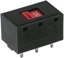 Un interrupteur à bascule rectangulaire noir avec une marque rouge et des connexions argentées sur sa face inférieure.