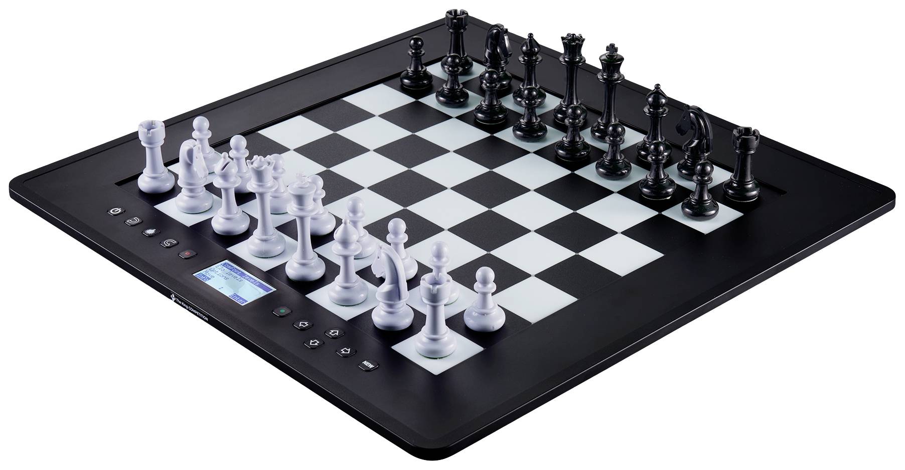 Échiquier avec affichage électronique ; les pièces blanches et noires sont prêtes en position de départ pour une partie d'échecs.