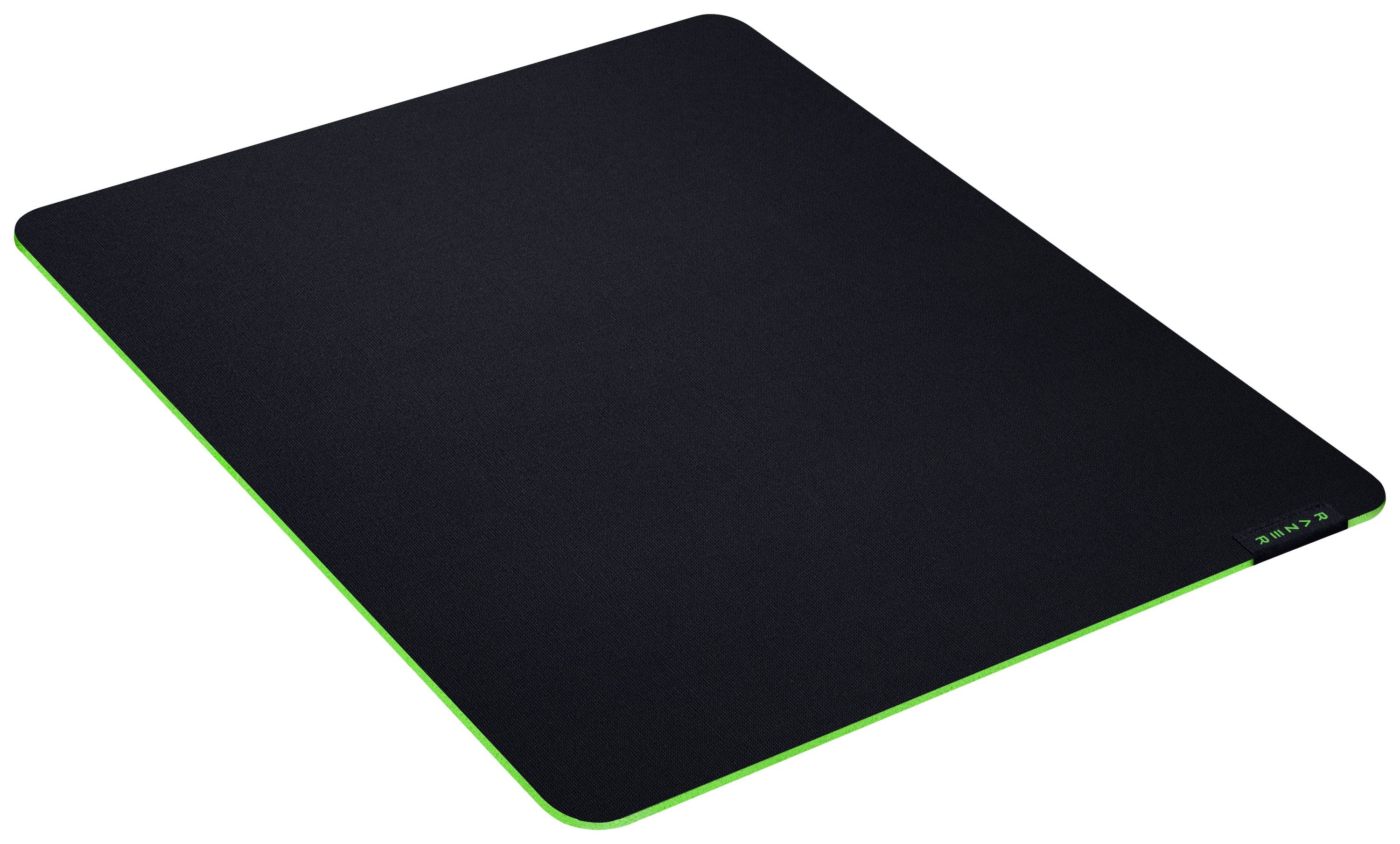 Tapis de souris noir avec bordure verte, rectangulaire et plat.