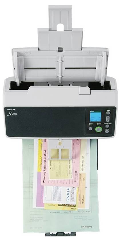 Une vue de haut d'un scanner de documents en train de numériser activement diverses feuilles de papier colorées. L'écran du scanner affiche les paramètres opérationnels.