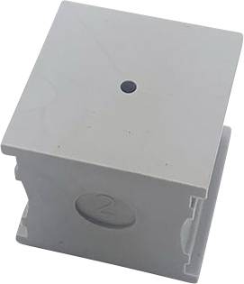 Un bloc gris, cubique, avec plusieurs trous et un chiffre '2' gravé sur l'un de ses côtés.