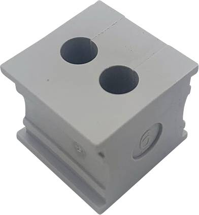 Bloc gris en plastique de forme carrée, percé de deux trous ronds sur sa face supérieure. Probablement un composant d'un système d'assemblage.