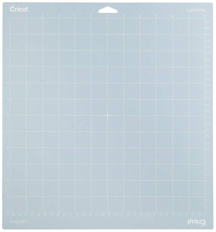 'Tapis de coupe à motif quadrillé pour une découpe précise, bleu clair, 30x30 cm, adapté aux matériaux légers. Nom de la marque en haut à gauche.'