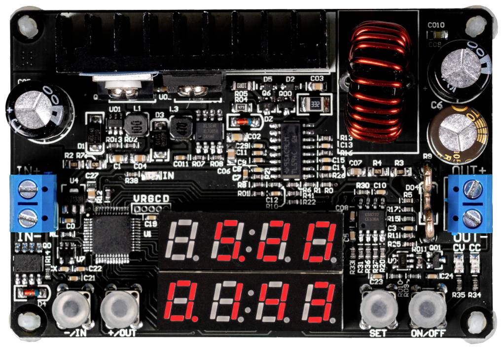 Un dispositif numérique de mesure de tension et de courant avec des affichages LED montre les valeurs '12,00' et '00,48'. Circuit électronique complexe visible.