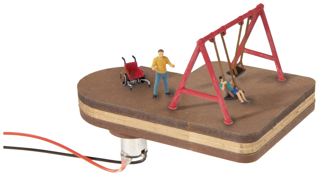 Un modèle mécanique représente une scène avec deux personnages : une personne est en train de se balancer, tandis que l'autre se tient à côté, avec un fauteuil roulant à proximité.