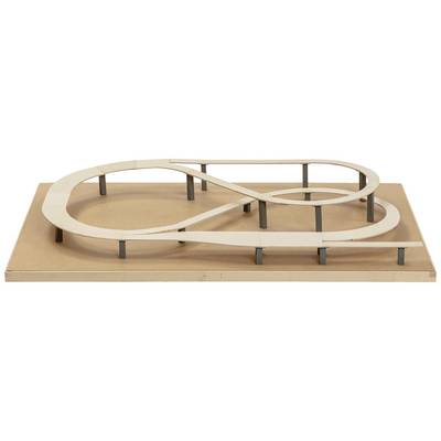 Un modèle d'un tracé surélevé et sinueux reposant sur des supports, présenté sur une planche en bois.