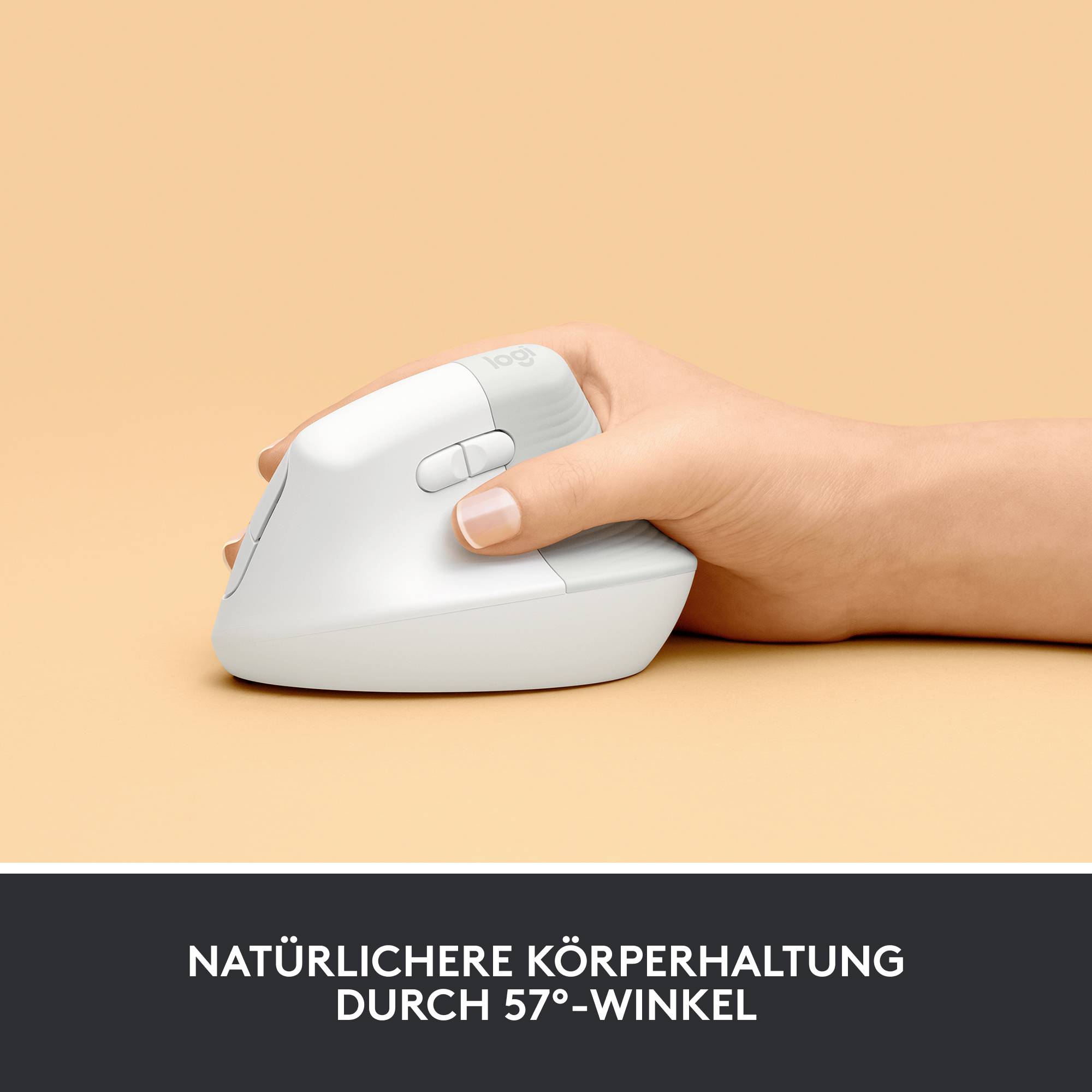 Main tenant une souris d'ordinateur ergonomique dans une position coudée sur un fond orange. Texte en dessous : 'Position corporelle plus naturelle grâce à l'angle de 57°'.