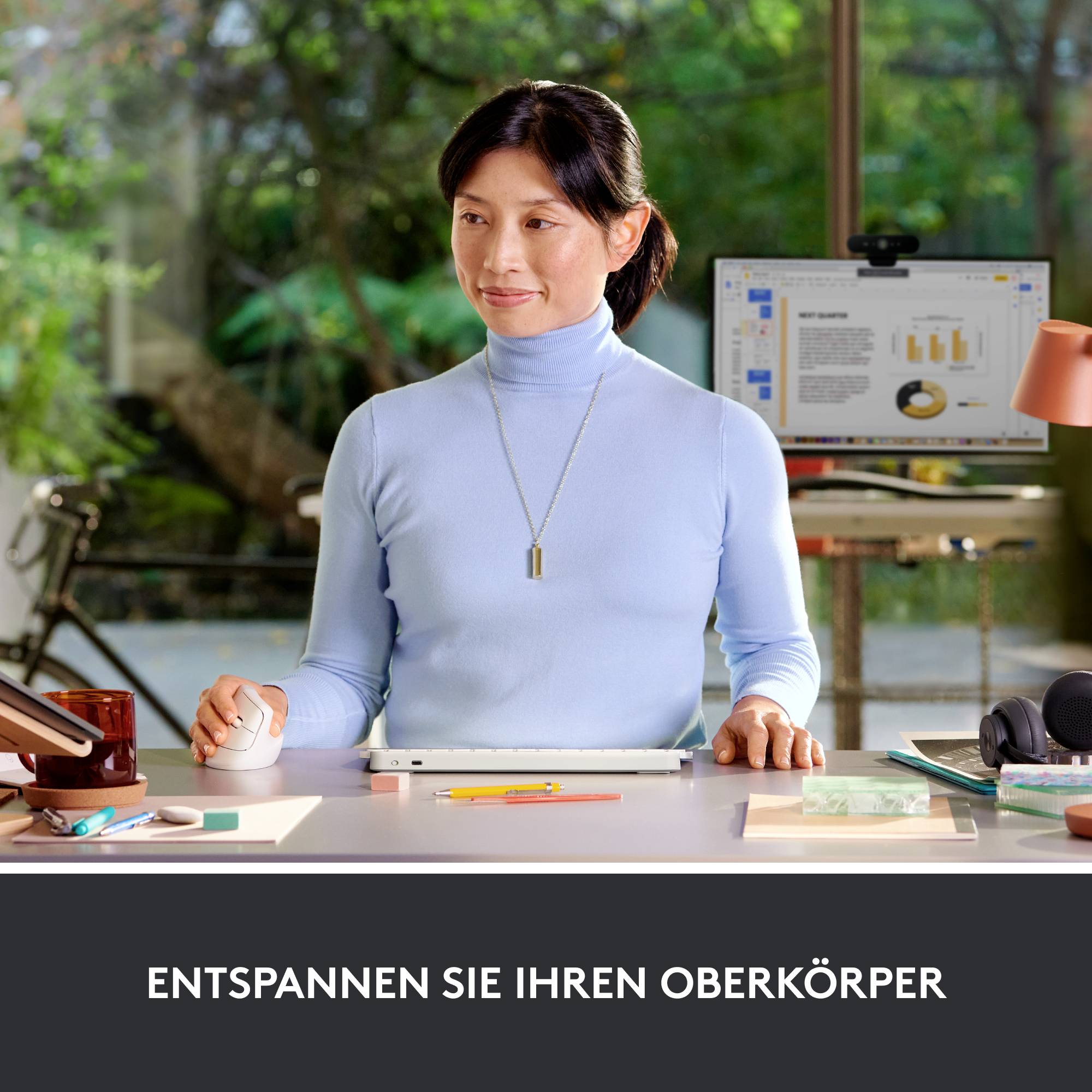 Une personne est assise de manière détendue à une table de bureau avec une tablette et une tasse de café. Texte en bas : 'Détendez votre partie supérieure du corps'.