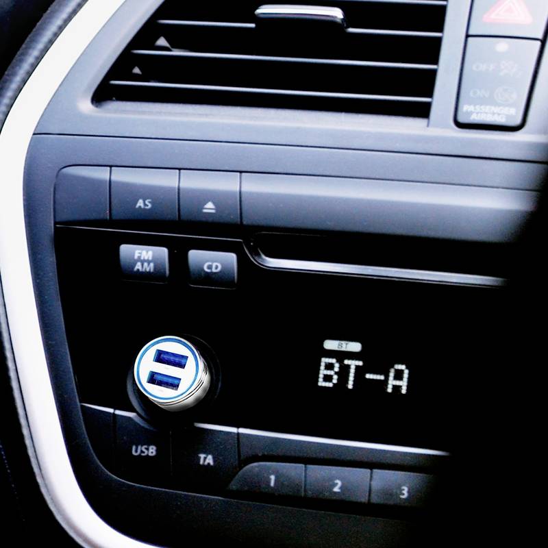 Un autoradio avec port USB. L'écran affiche 'BT-A', ce qui indique une connexion Bluetooth.