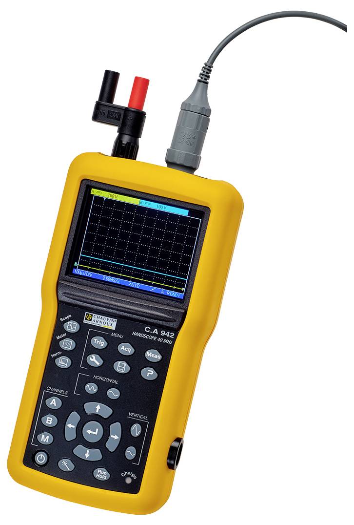 Un appareil de mesure électrique jaune portable avec un écran et plusieurs boutons affiche des diagrammes de mesure, avec des câbles connectés en haut.
