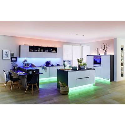 Cuisine moderne avec table, chaises, placards et un îlot central, éclairée par des lumières LED bleues et vertes en dessous des meubles.