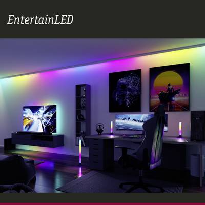 Un espace de jeu moderne avec un éclairage LED de différentes couleurs ; présente un bureau avec deux écrans et de la décoration murale.