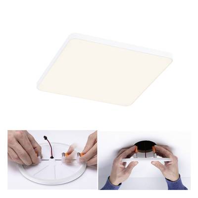 Plafonnier carré, monté sur un plafond blanc. Des mains maintiennent la lampe, démontrant le processus d'installation.