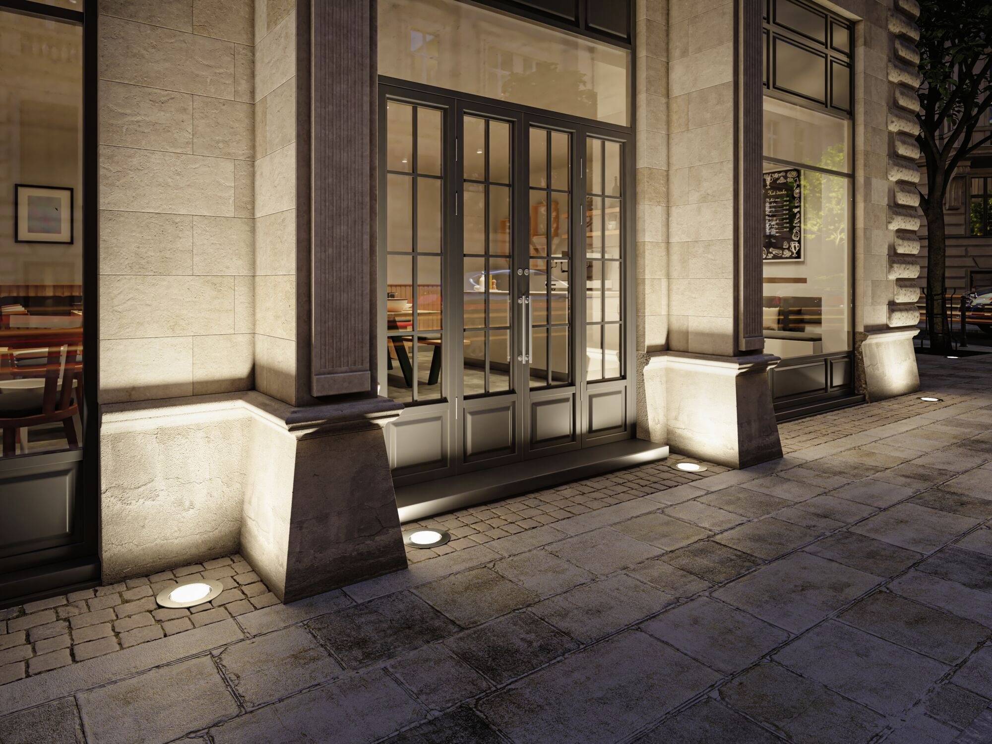 Une façade de restaurant élégante, illuminée, avec de grandes fenêtres et des portes en bois à côté d'un trottoir pavé.