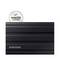 Un disque dur externe Samsung en noir. En haut, un sceau rond indiquant 'compatible macOS' avec une coche.