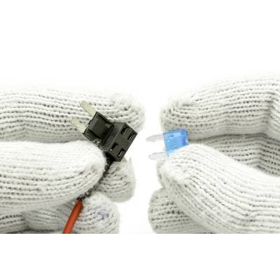 Deux gants blancs tiennent des composants électriques : à gauche, une fiche noire avec un câble, à droite, un fusible bleu.