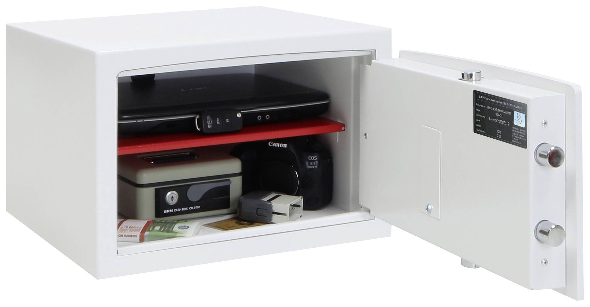 Un coffre-fort ouvert montre un ordinateur portable, un appareil photo, des disques durs et des dossiers. L'accent est mis sur le stockage sécurisé des objets de valeur.