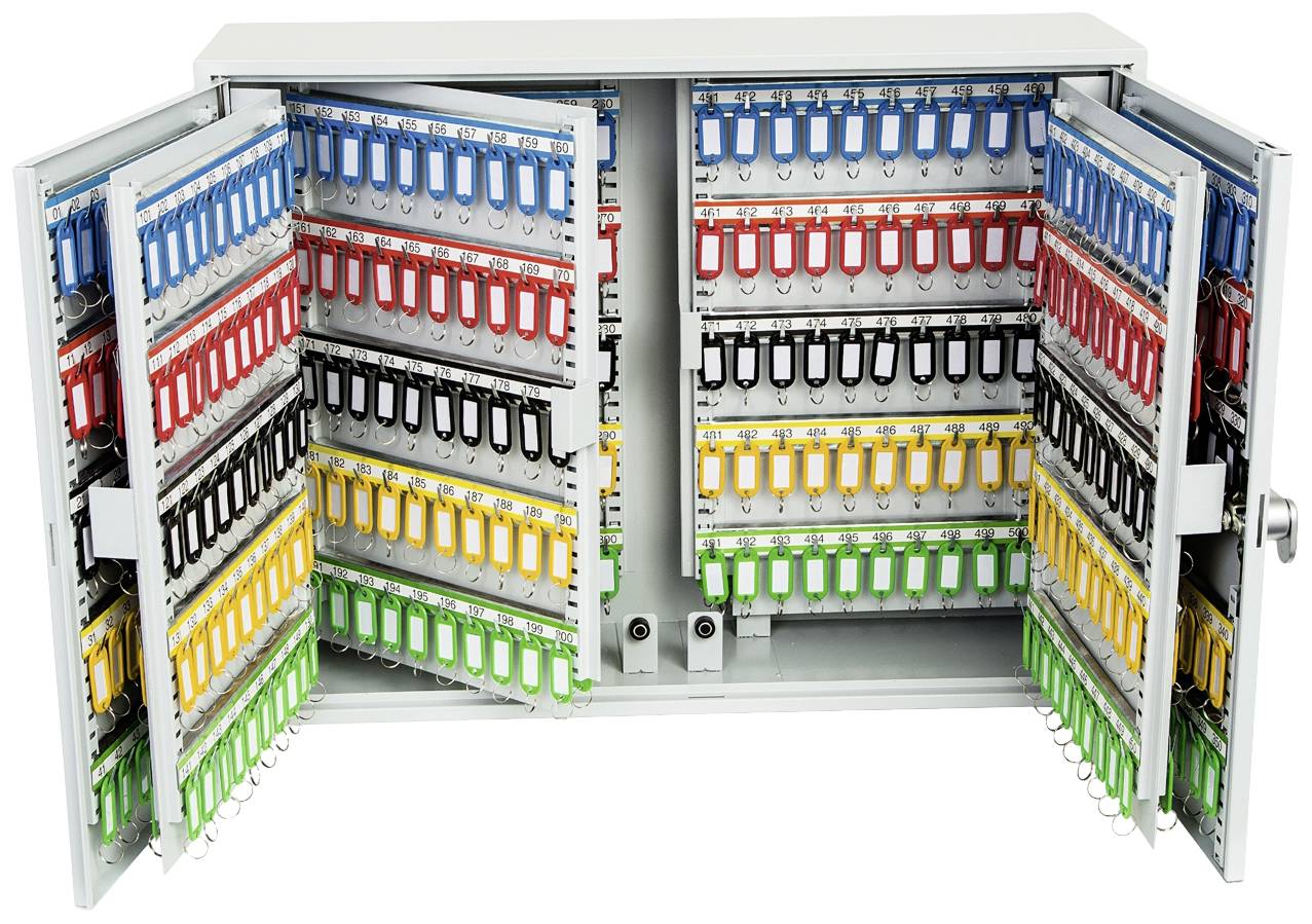 Un coffret à clés ouvert contenant plusieurs rangées de porte-clés colorés. Chaque crochet est muni d'une étiquette.